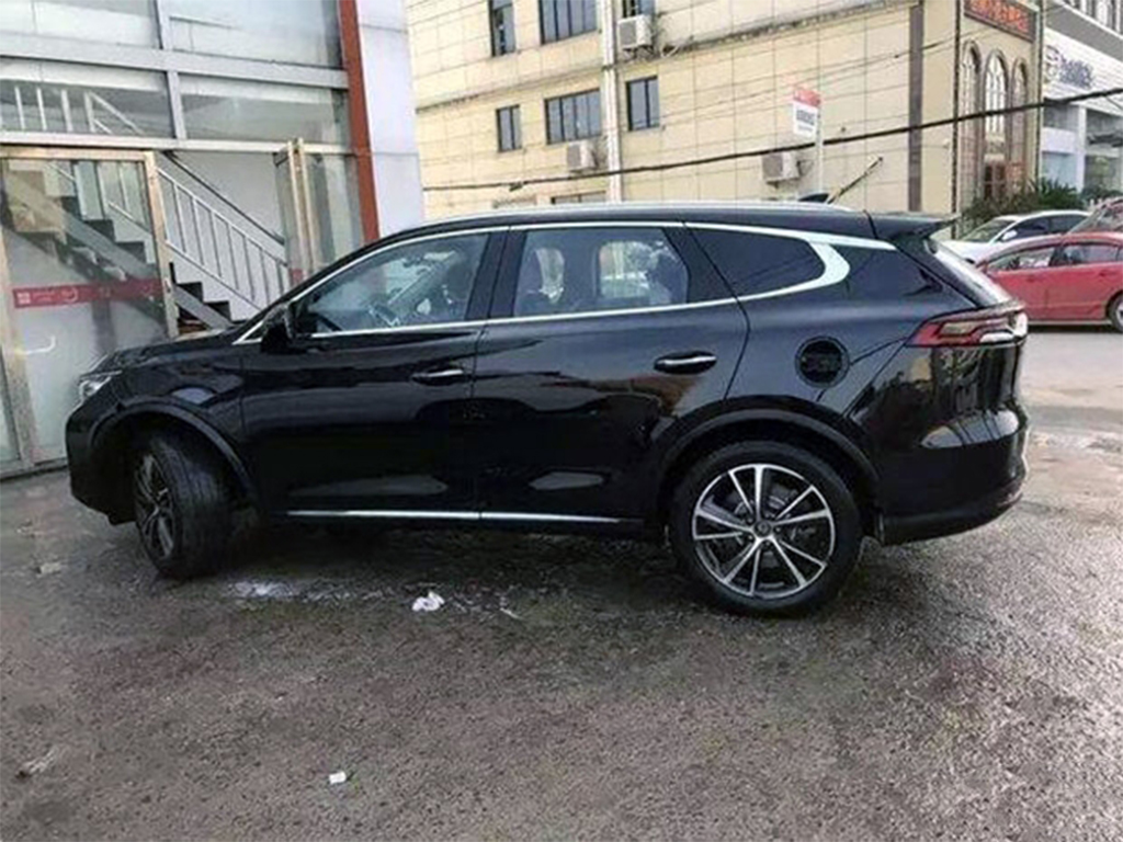 曝比亚迪全新一代唐谍照 看着就很自傲