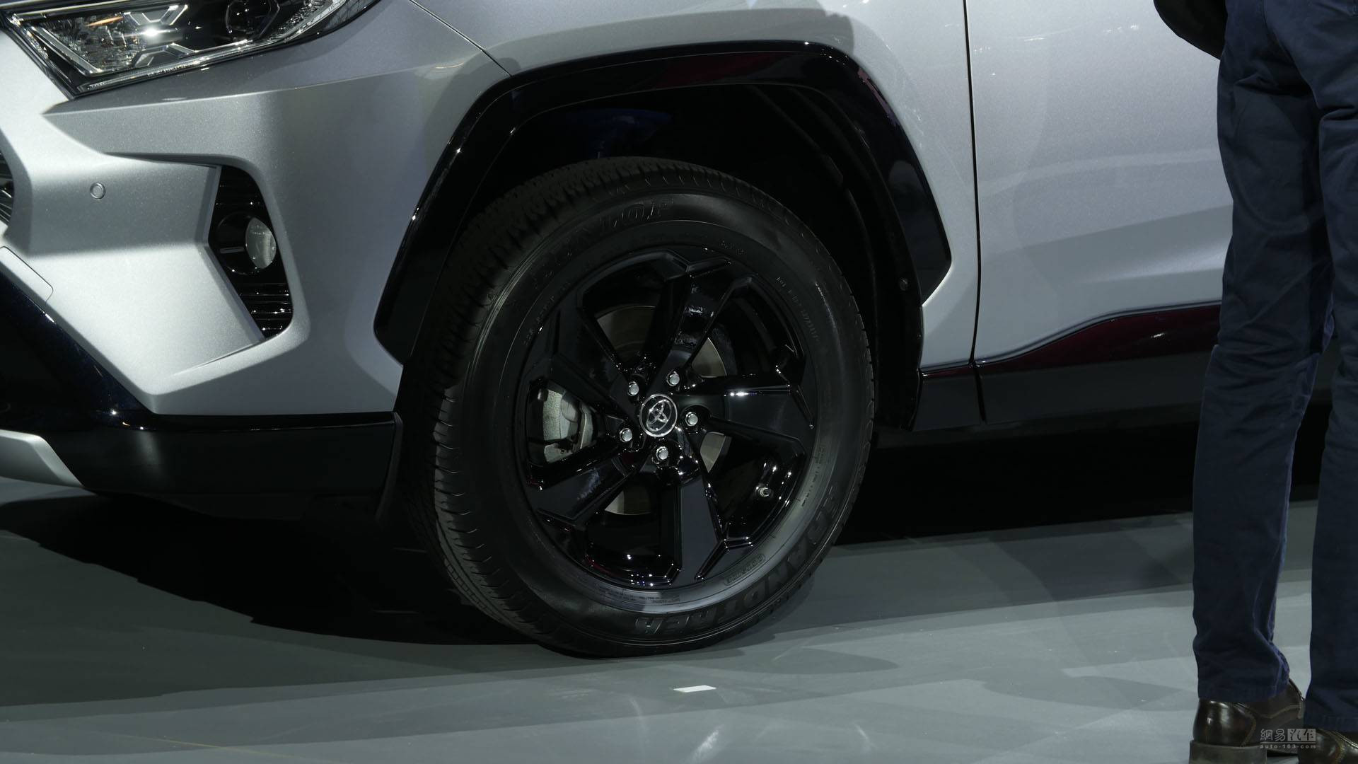 全新第五代丰田RAV4正式发布 轻度越野风