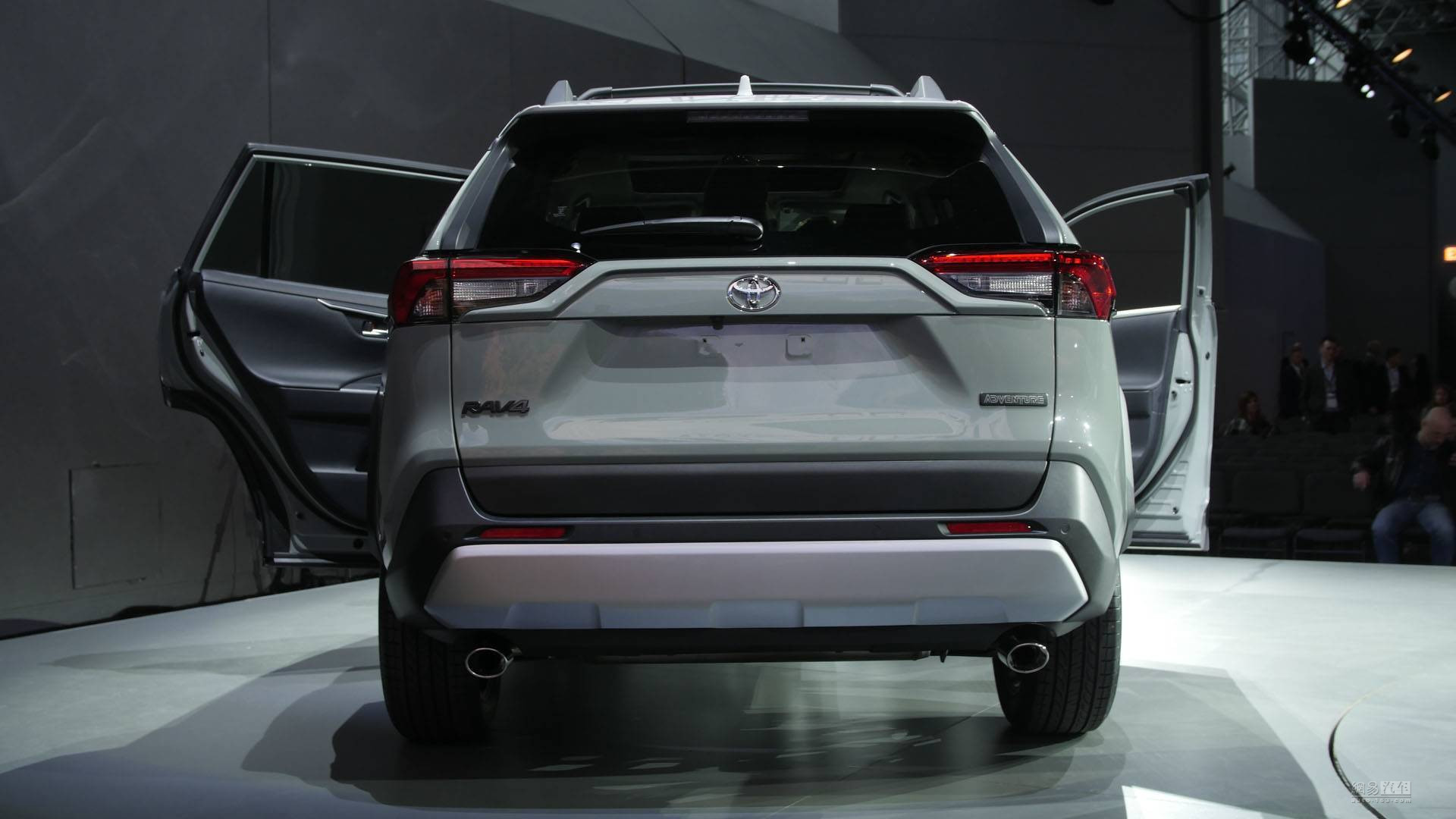 全新第五代丰田RAV4正式发布 轻度越野风
