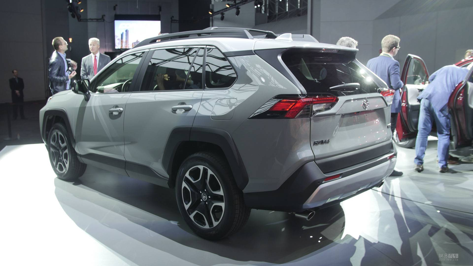 全新第五代丰田RAV4正式发布 轻度越野风