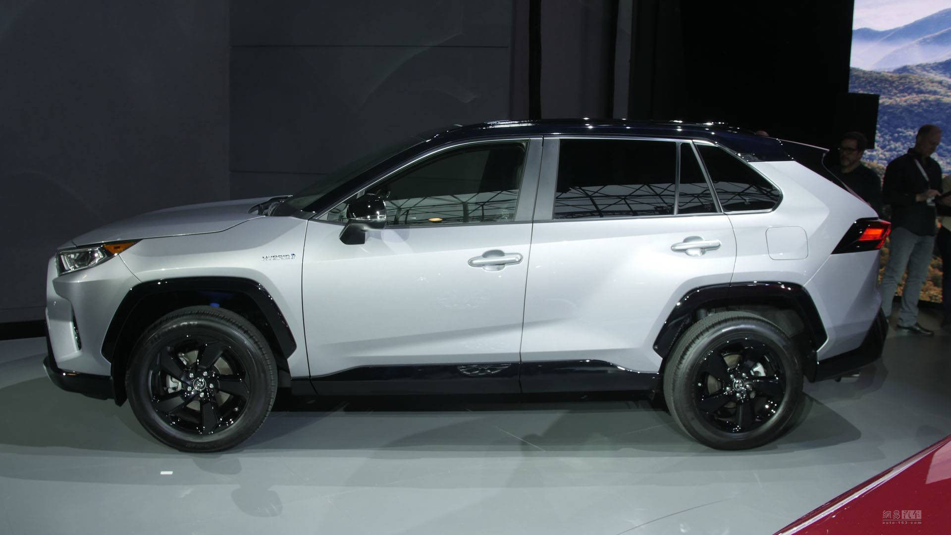 全新第五代丰田RAV4正式发布 轻度越野风