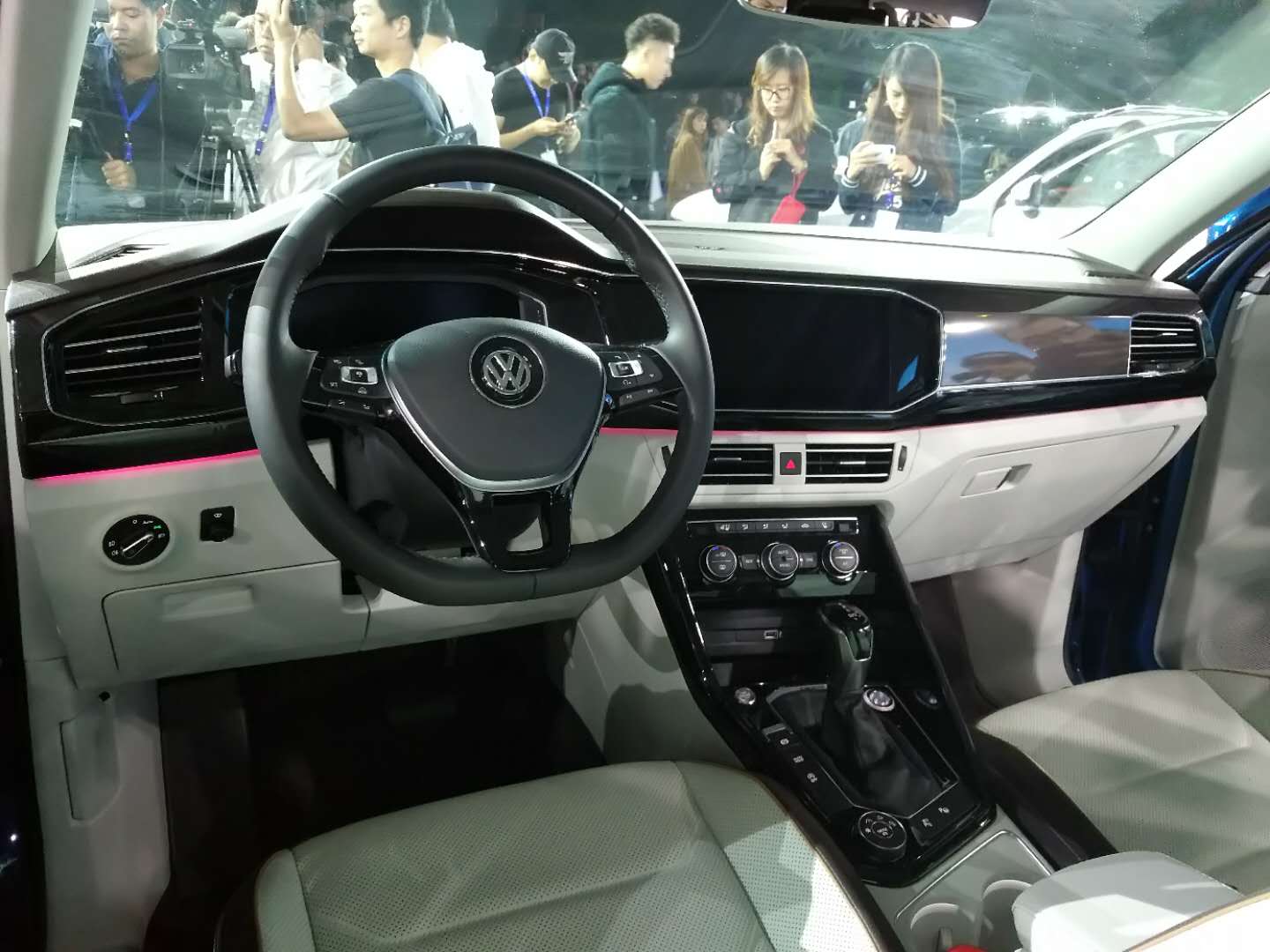 一汽-大众全新中型SUV定名探岳