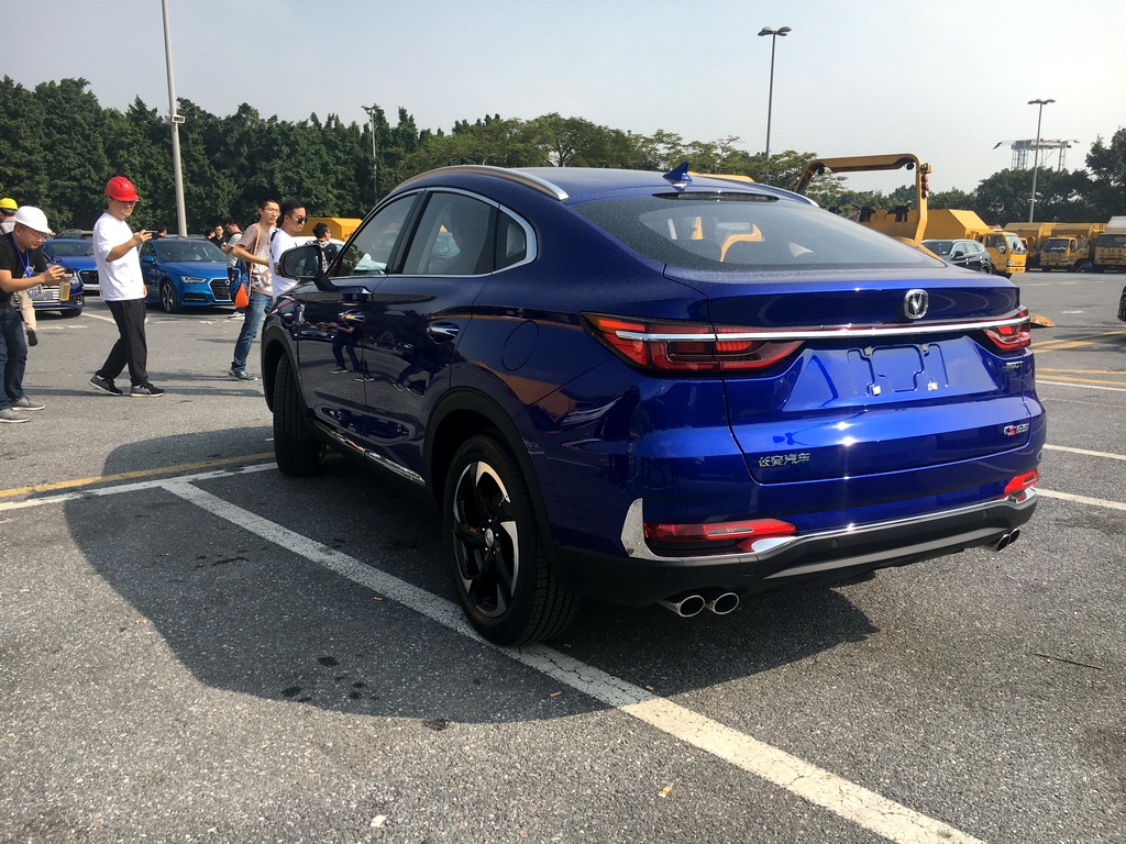 长安CS85蝶翼式前脸四出排气  实车曝光