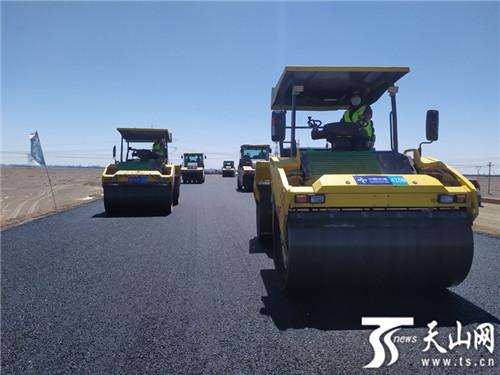 G575线巴里坤至哈密公路项目开始铺沥青