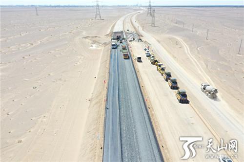 G575线巴里坤至哈密公路项目开始铺沥青