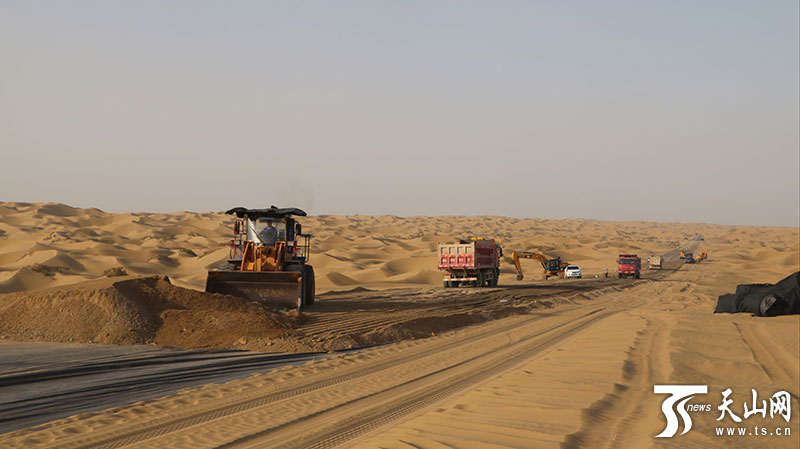 新疆第三条沙漠公路沙基全线贯通