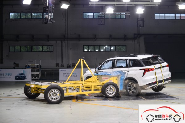 长安汽车CS75PLUS参加国内首次“双美标”公开碰撞测试，无惧连环撞！