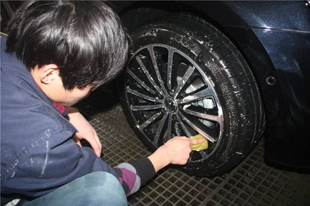 汽车轮毂上一直黑乎乎的是怎么回事？轮毂烫手正常吗？
