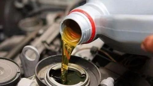 汽车保养多余的机油能不能把剩下攒起来凑够一桶再使用?