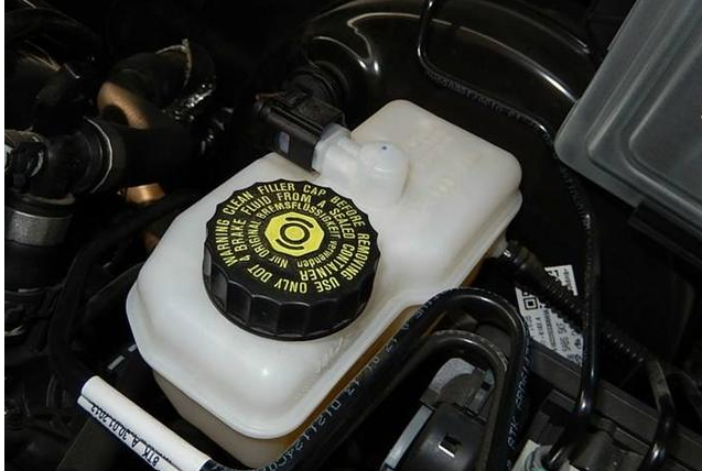 如何判断刹车油是否需要更换？含水量吗？