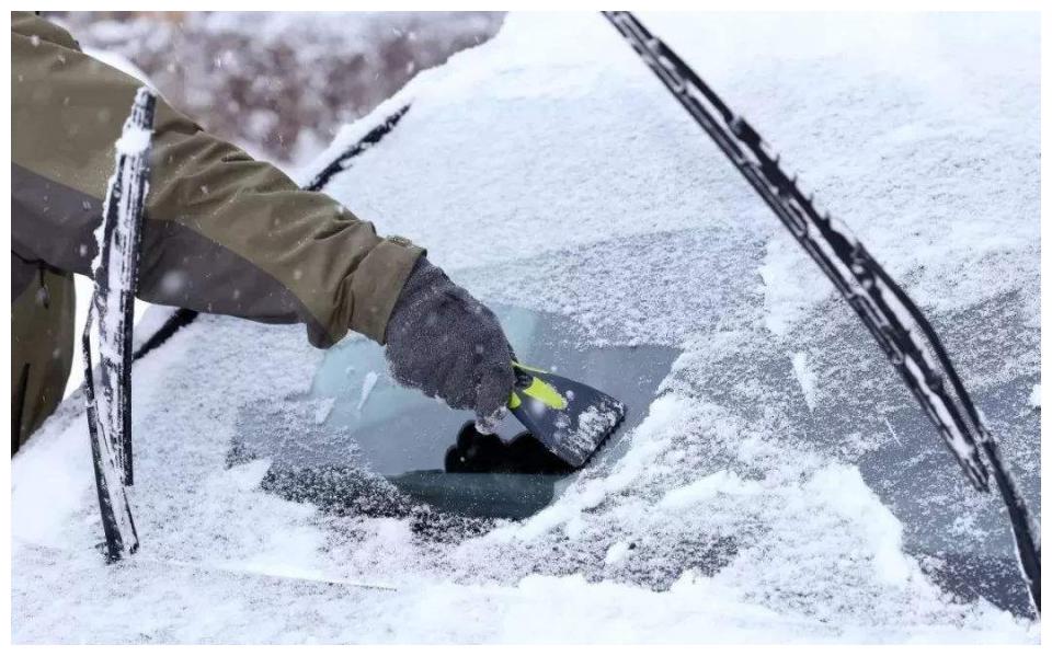 为什么下雪时要把雨刮器立起来？维修工：不然就得修车了