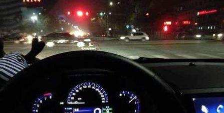 晚上到高速，到底应该开什么灯才合适？