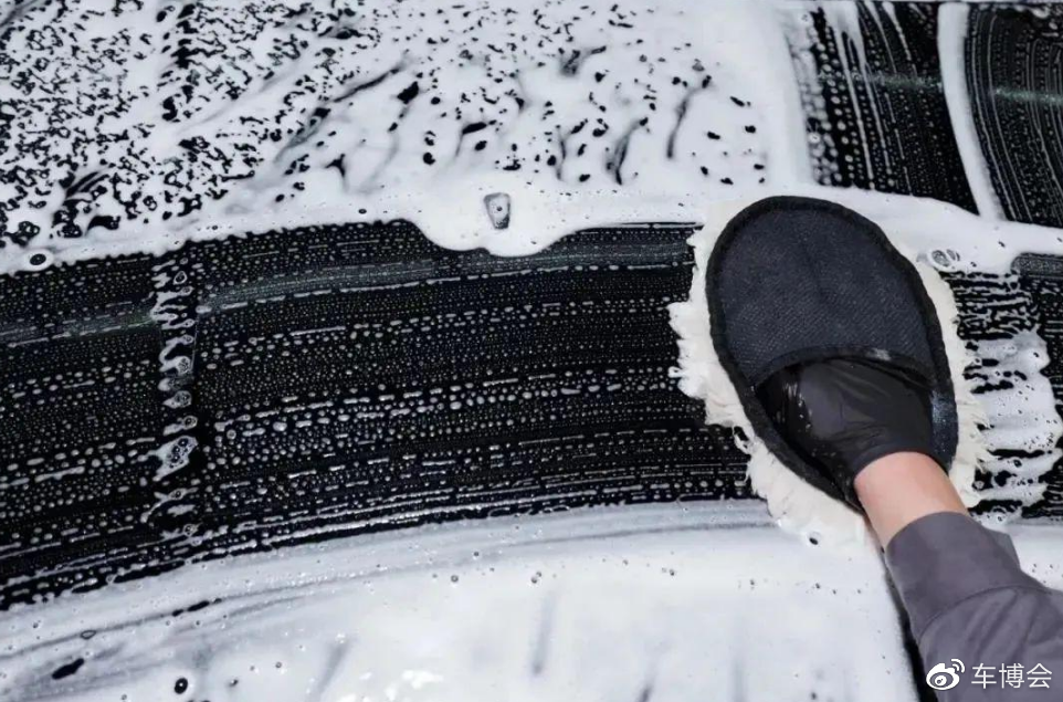 每天洗车和一个月洗一次，哪个更有利于保养？洗车工说出了实情！