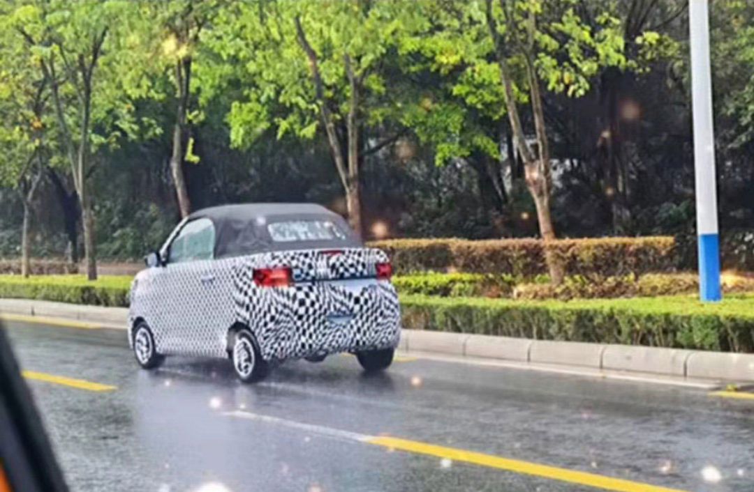 宏光MINIEV敞篷版路试谍照曝光 采用软顶设计