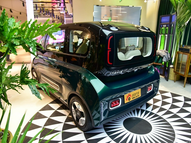 KiWi EV“时髦金”内饰高定版售价8.98万元上市