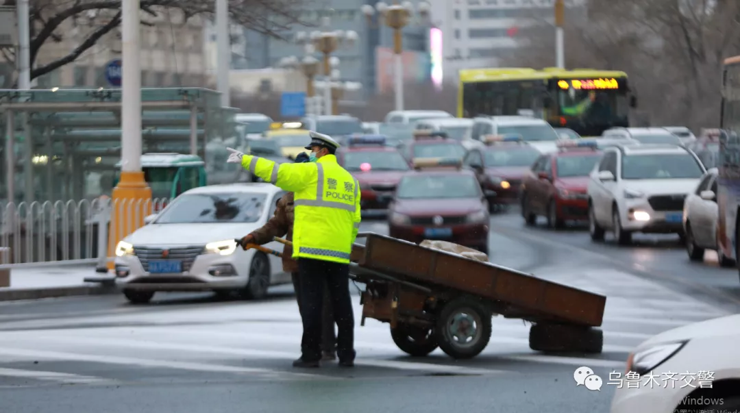 乌鲁木齐交警开展冬季交通大疏导行动