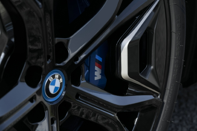BMW iX xDrive 40/M60上市 74.69万元起