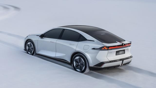 长安深蓝SL03首发亮相 国内首款量产氢燃料电池轿车