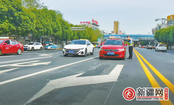 劳动街路口北向南方向BRT车道“瘦身” 新增一条左转加掉头车道