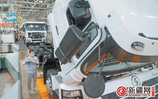 重卡汽车生产车间赶订单促升级 陕汽新疆公司接到中亚市场505辆车订单
