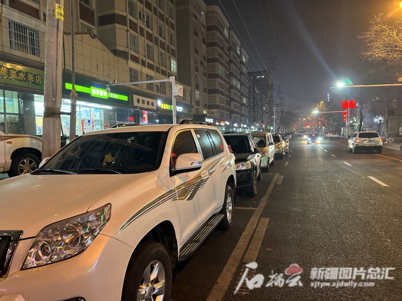 记者探访：乌鲁木齐夜间路侧免费泊车