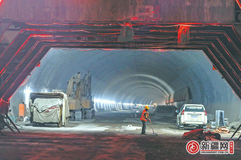 乌鲁木齐西绕城高速西山隧道全面贯通