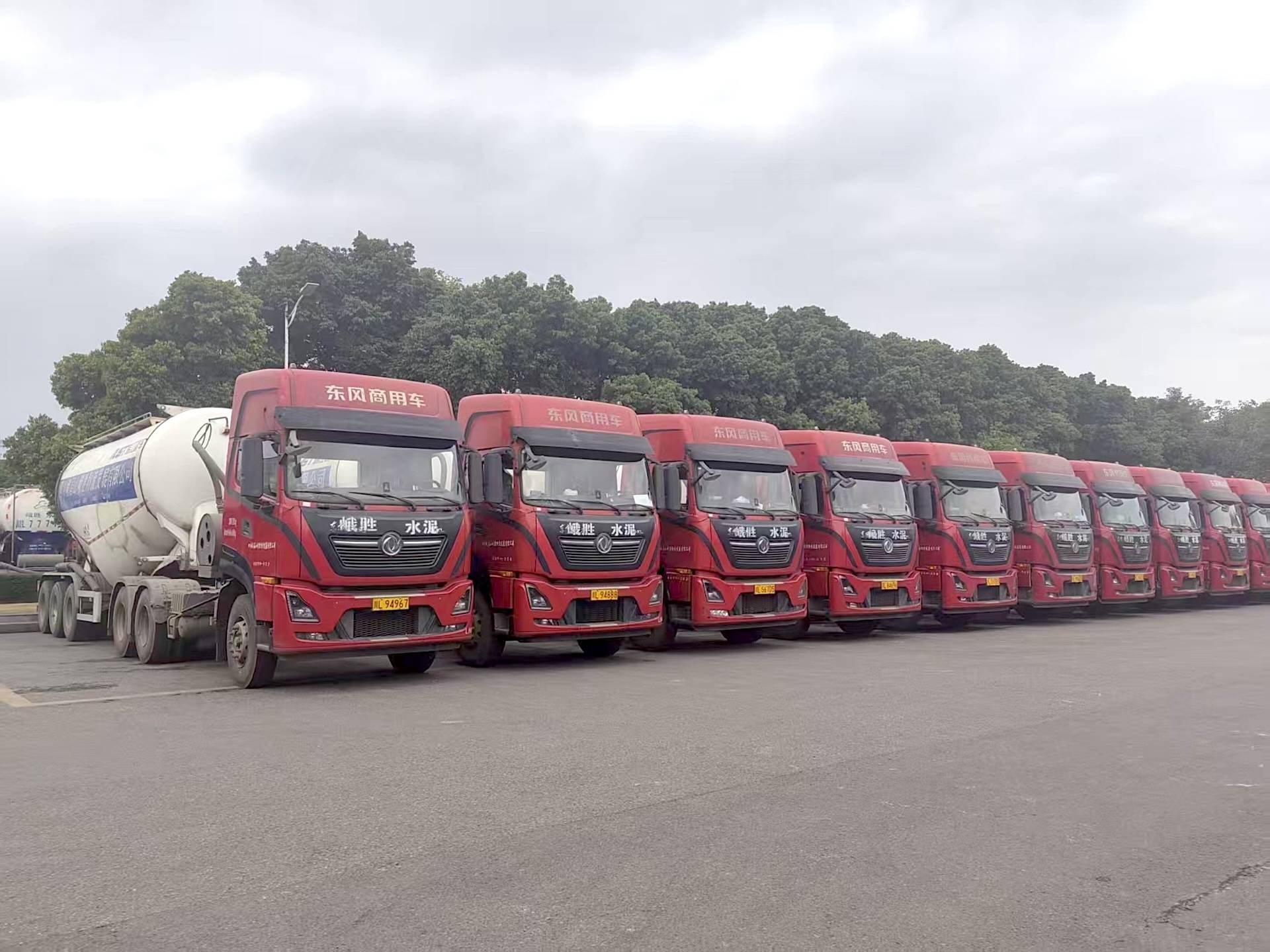 峨胜物流解锁新运力：东风天龙新能源助力乐山水泥运输成本直降75%