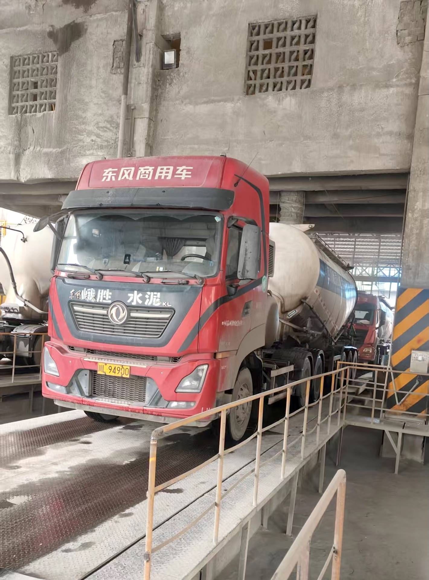 峨胜物流解锁新运力：东风天龙新能源助力乐山水泥运输成本直降75%