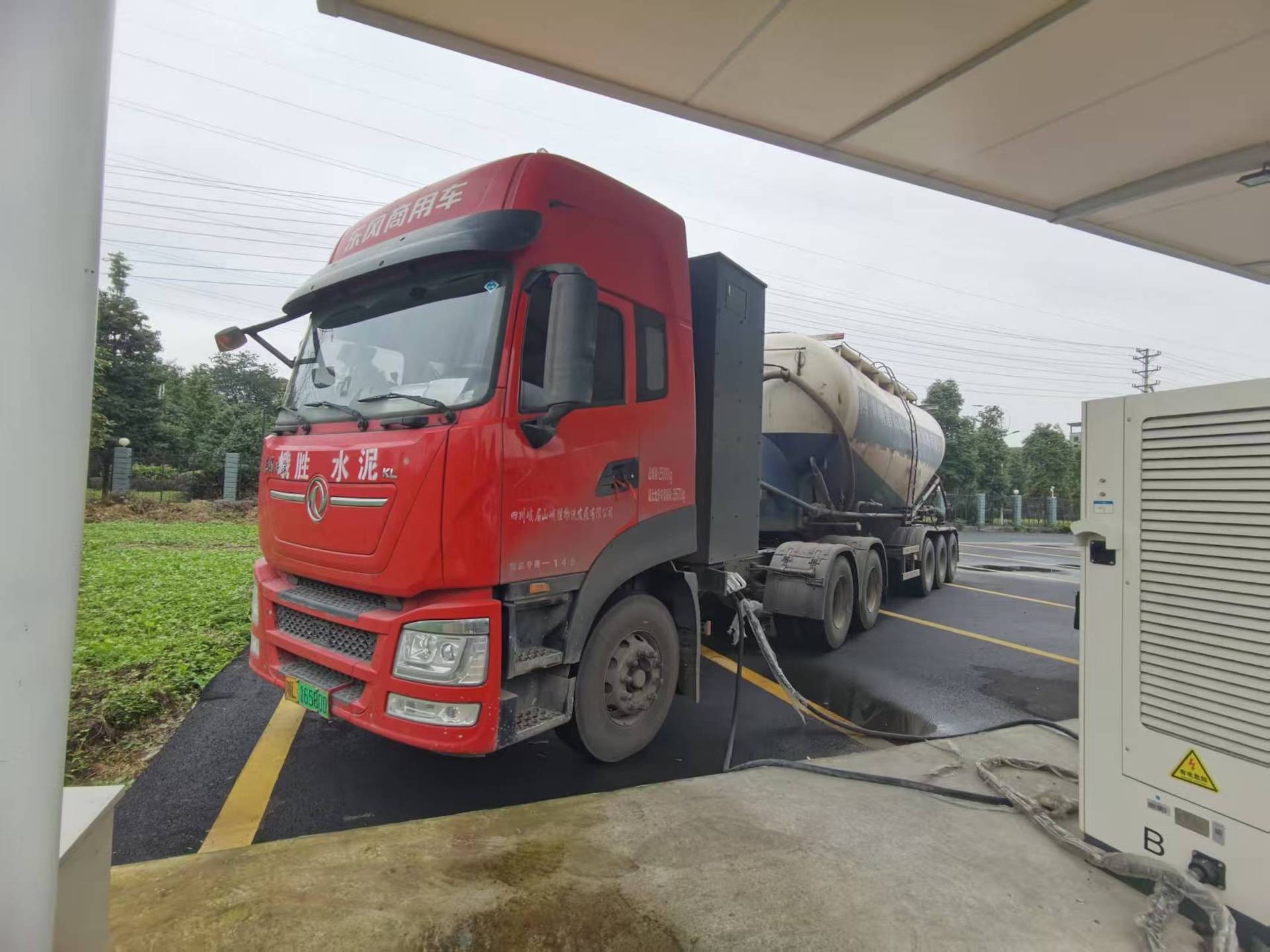 峨胜物流解锁新运力：东风天龙新能源助力乐山水泥运输成本直降75%