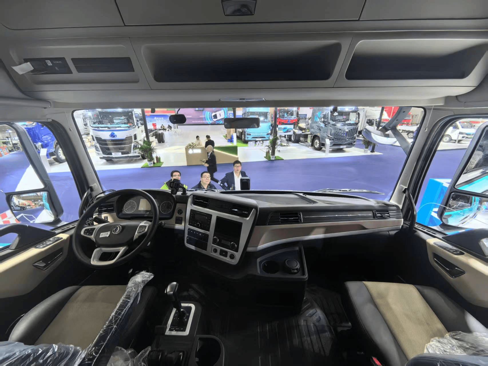 能上绿牌 续航无忧 东风天龙KL增程混动重卡亮相武汉车展