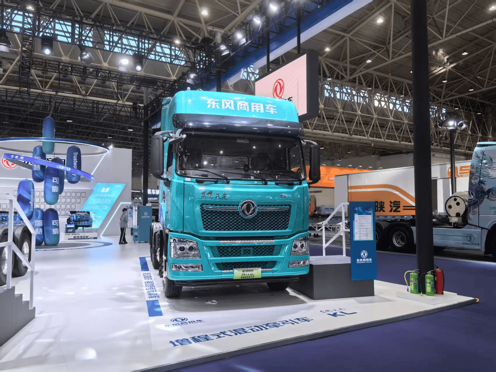 能上绿牌 续航无忧 东风天龙KL增程混动重卡亮相武汉车展