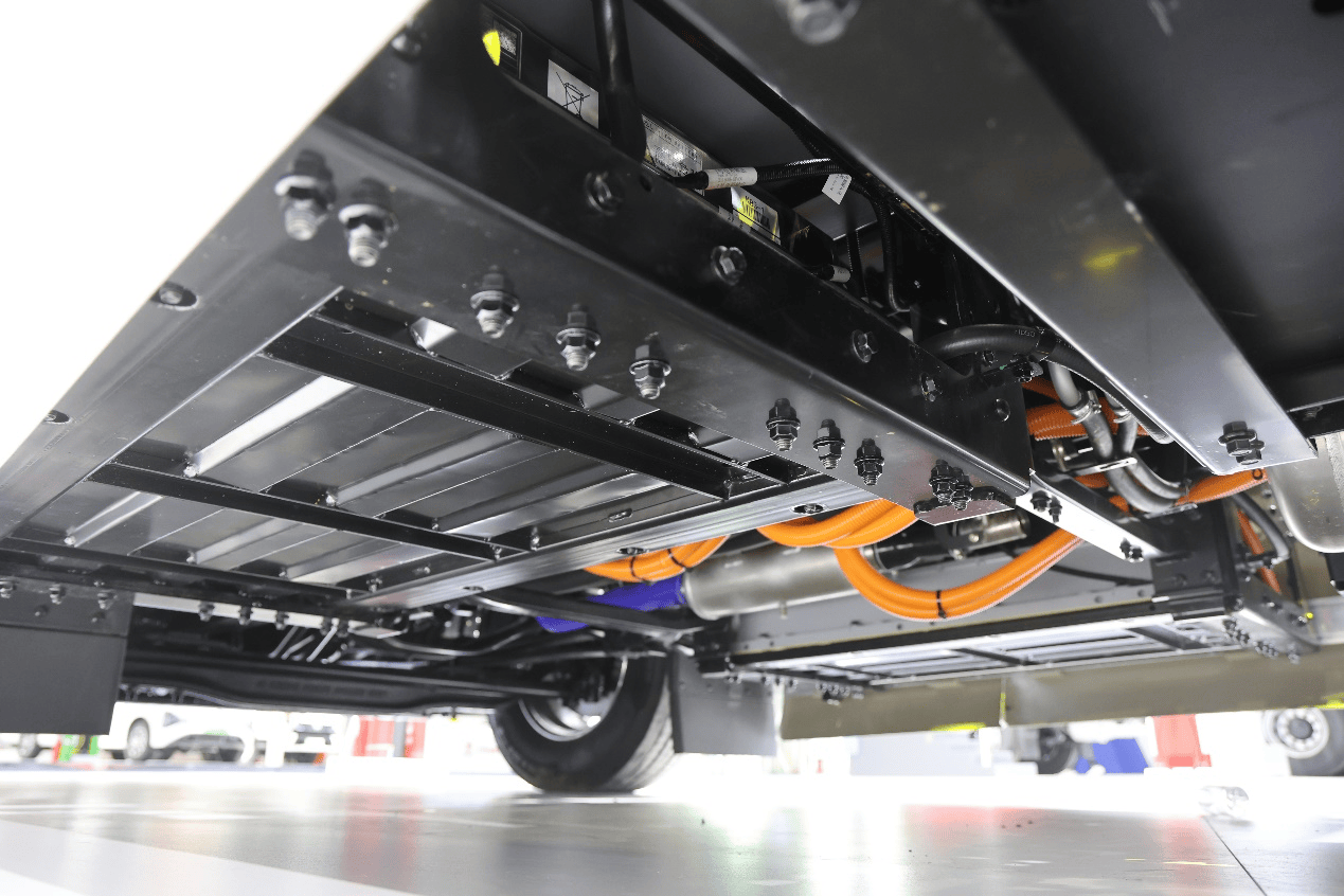 欧洲人抢着要的国产氢能半挂，续航超700km，欧洲版东风天龙GX氢燃料电池牵引车实拍