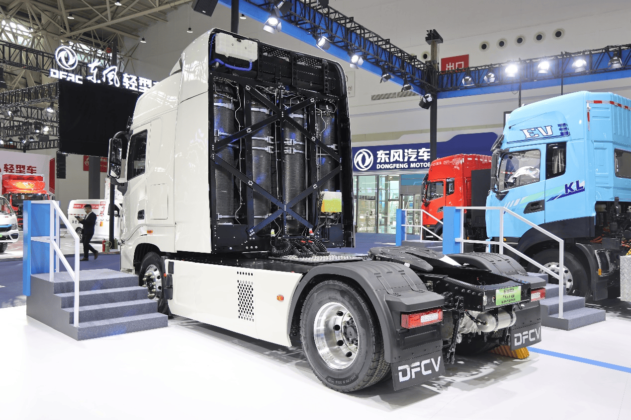 欧洲人抢着要的国产氢能半挂，续航超700km，欧洲版东风天龙GX氢燃料电池牵引车实拍