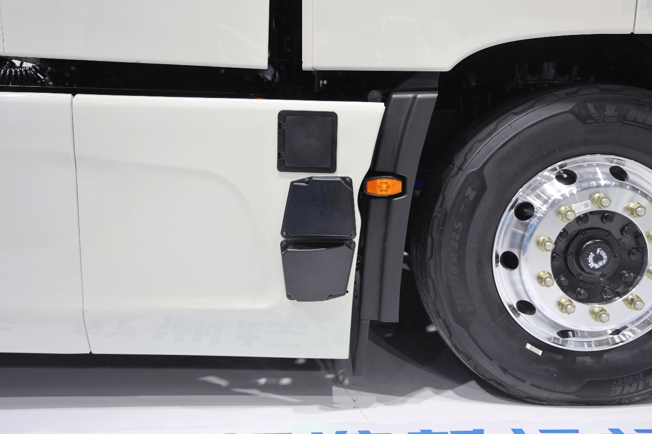 欧洲人抢着要的国产氢能半挂，续航超700km，欧洲版东风天龙GX氢燃料电池牵引车实拍