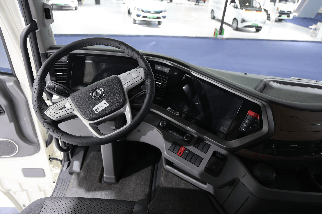 欧洲人抢着要的国产氢能半挂，续航超700km，欧洲版东风天龙GX氢燃料电池牵引车实拍