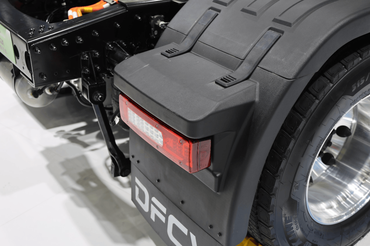 欧洲人抢着要的国产氢能半挂，续航超700km，欧洲版东风天龙GX氢燃料电池牵引车实拍