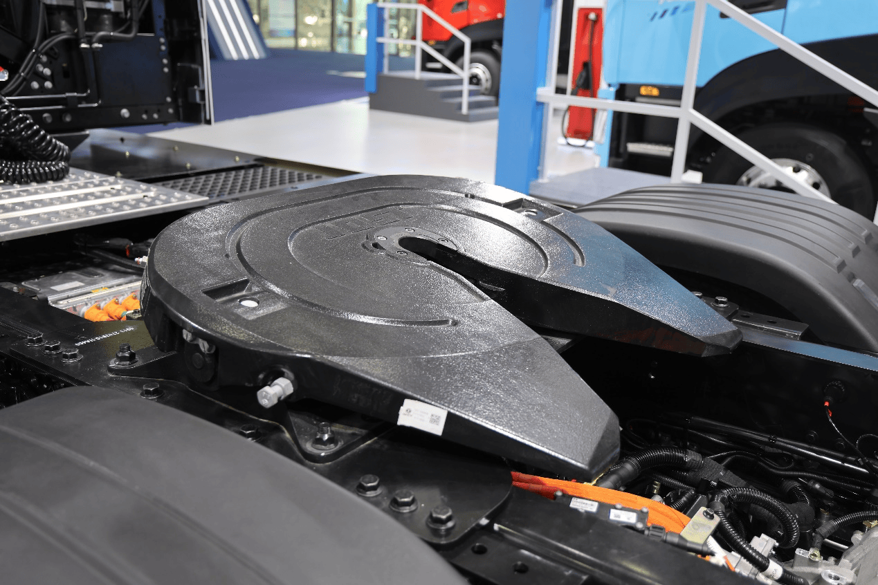 欧洲人抢着要的国产氢能半挂，续航超700km，欧洲版东风天龙GX氢燃料电池牵引车实拍