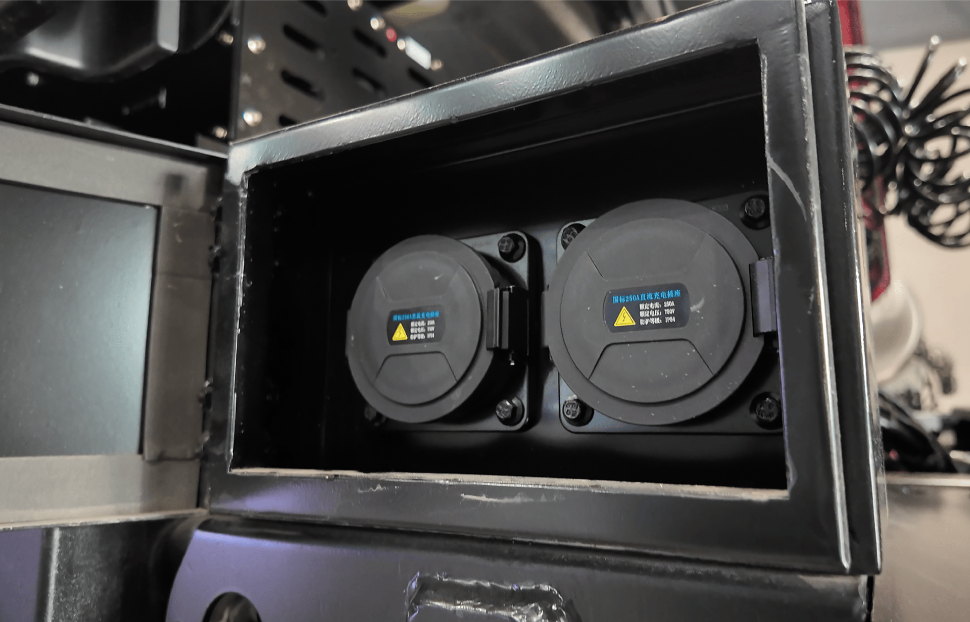 东风天龙KL港口集运纯电牵引车 深度定制破解运输痛点