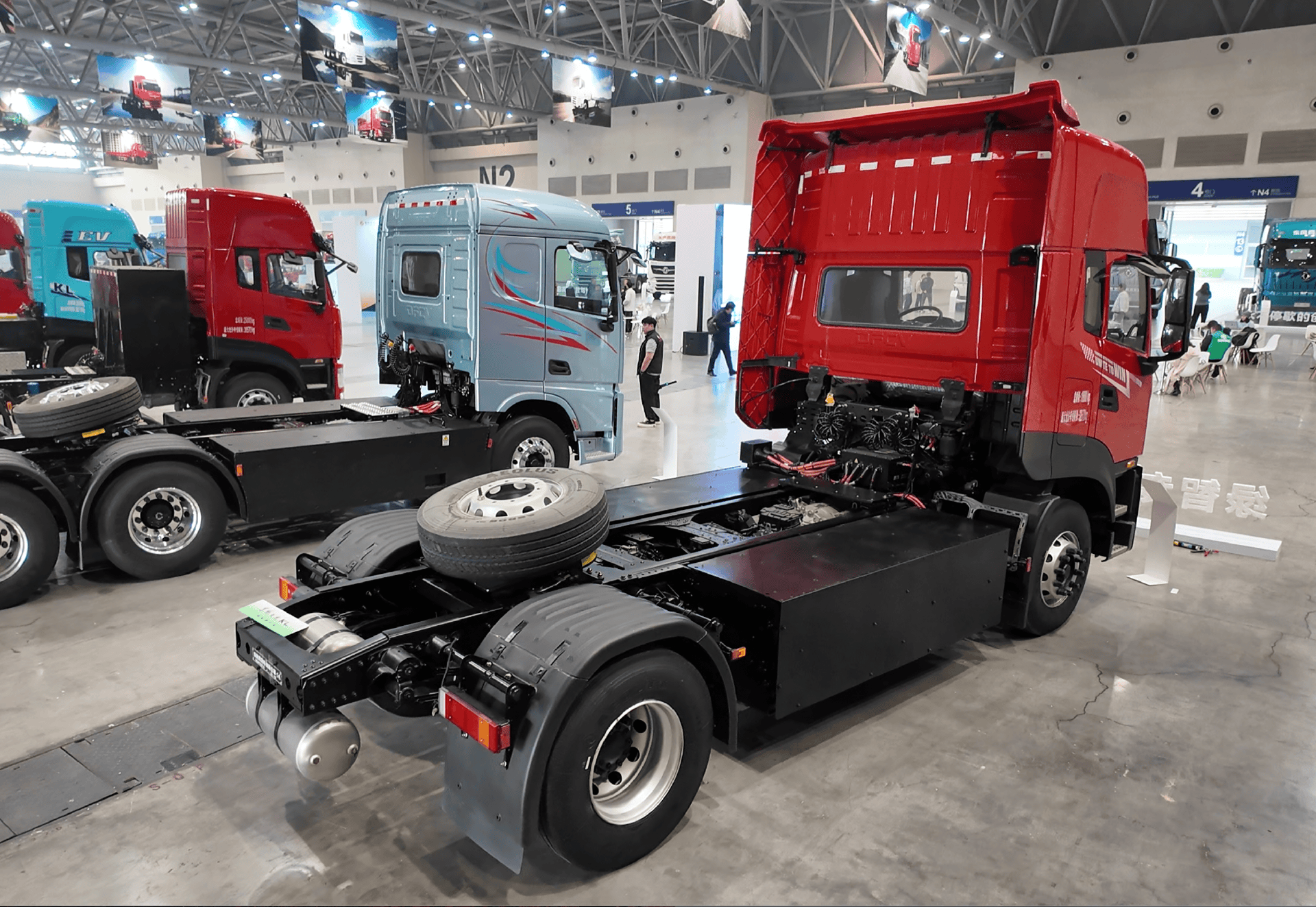 东风天龙KL港口集运纯电牵引车 深度定制破解运输痛点