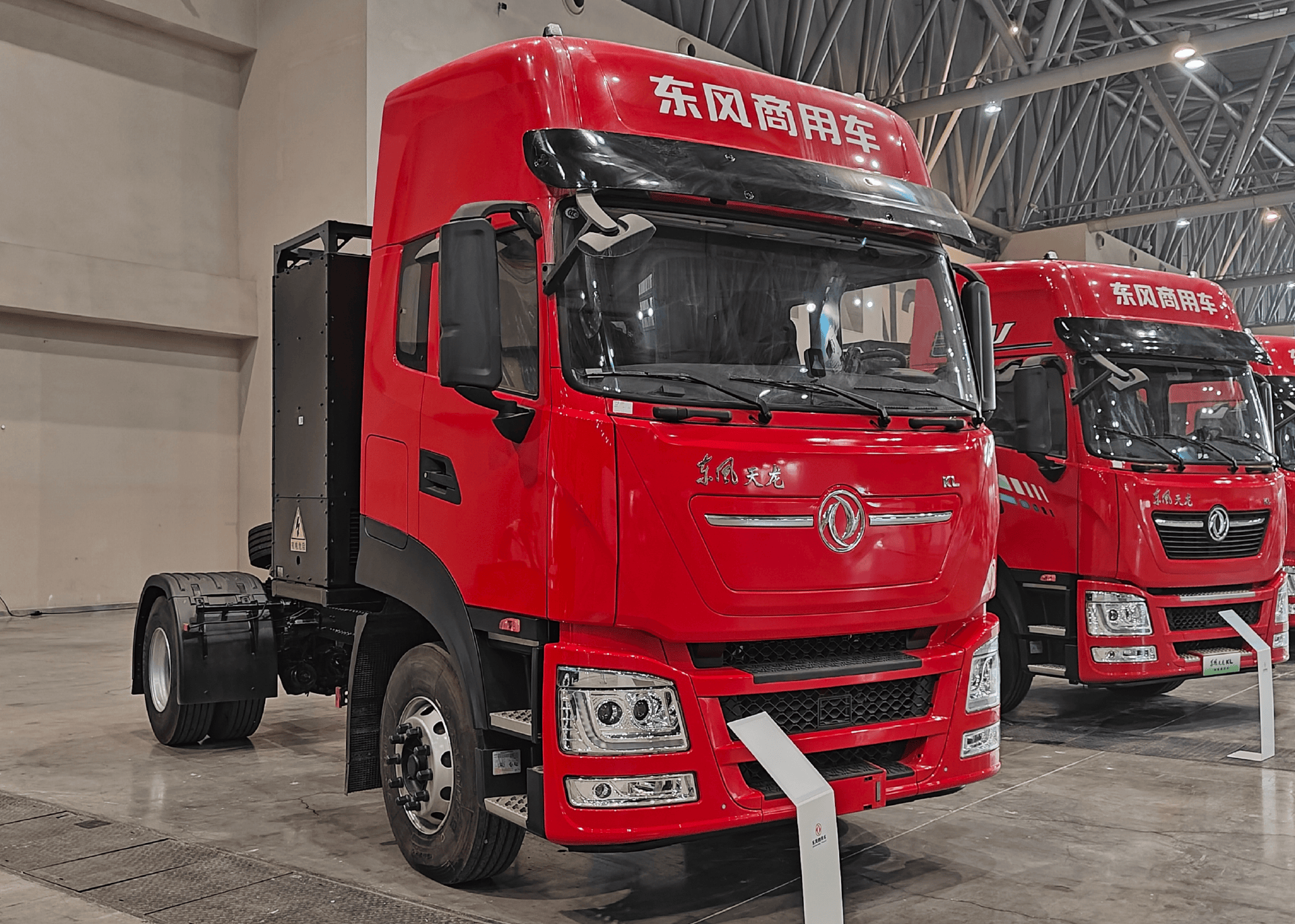 东风天龙KL港口集运纯电牵引车 深度定制破解运输痛点