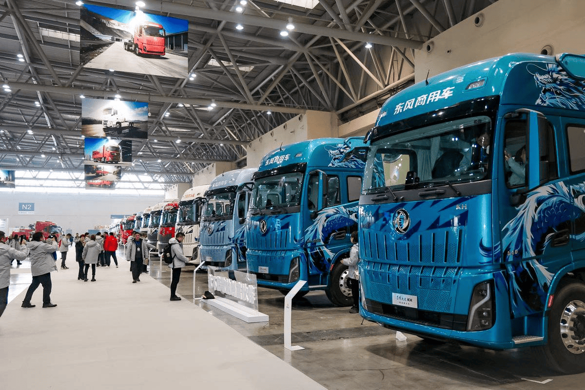全新平台亮相！东风商用车2026年合作伙伴大会盛大启幕 剑指17.6万台