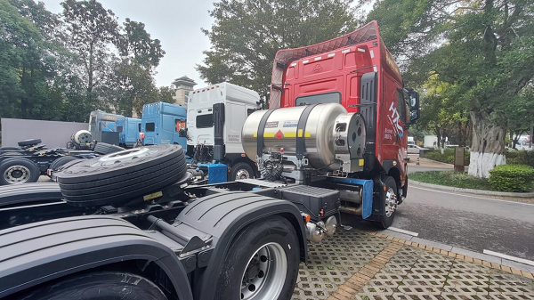 强动力低气耗！乘龙H7 Pro LNG牵引车驰骋干线更省心