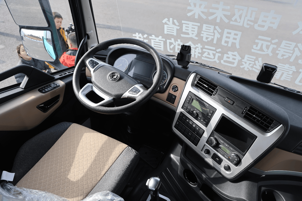 600度大电量，693匹大马力，专为资源类运输打造的东风天龙KL纯电牵引车实拍