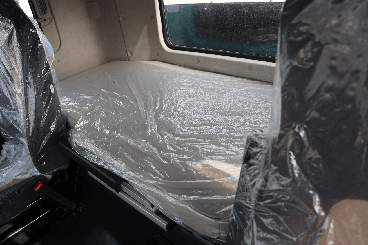 600度大电量，693匹大马力，专为资源类运输打造的东风天龙KL纯电牵引车实拍