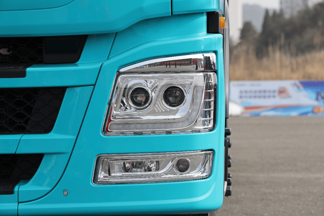 600度大电量，693匹大马力，专为资源类运输打造的东风天龙KL纯电牵引车实拍