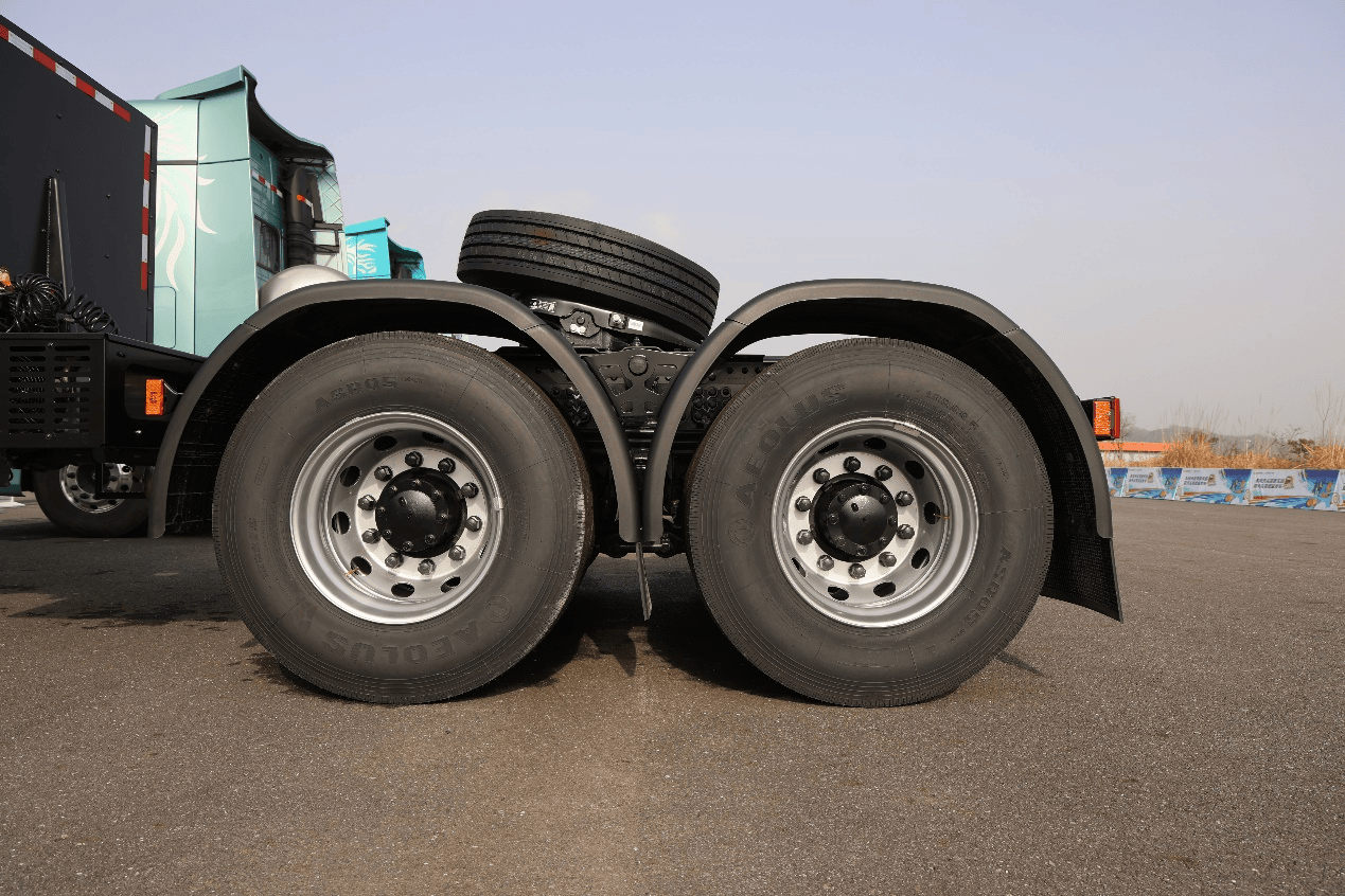 600度大电量，693匹大马力，专为资源类运输打造的东风天龙KL纯电牵引车实拍